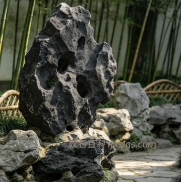黑山石庭院造景优势讲解 园林景观石选材科普