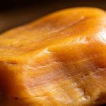 黄蜡石好坏怎么分辨？质地、颜色、形态、石皮、瑕疵一次讲清