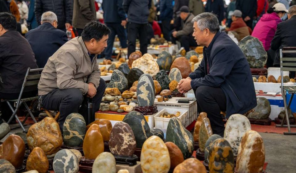 江西奇石集市怎么砍价 潦河石黄蜡石还价技巧