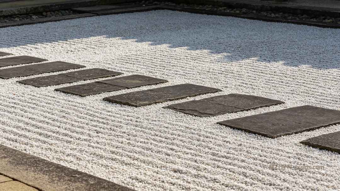 砾石在庭院里的几种巧妙用法：铺路、造景、给花坛当被子